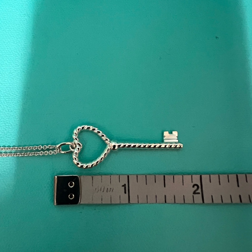 🌸🌸 Authentic Tiffany & Co. Silver Twist Heart Key on 16” Sterling Silver… - Picture 6 of 7
